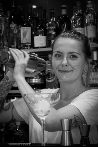 Émilie, la sommelière chez Bonjour Bonsoir, Bar Brasserie à Caen Émilie, la sommelière